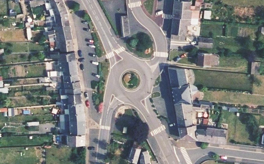 Vue aérienne du Rond-point anonyme n°144722961