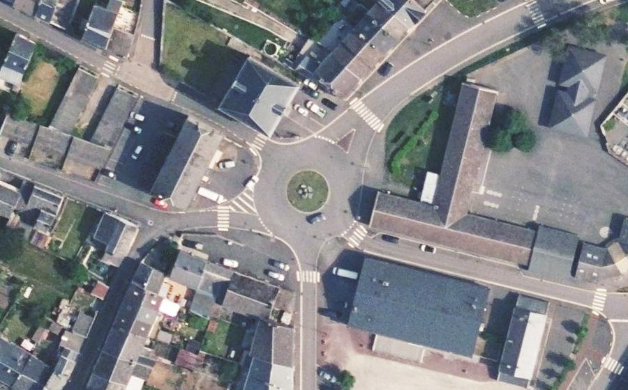Vue aérienne du Rond-point anonyme n°144722964