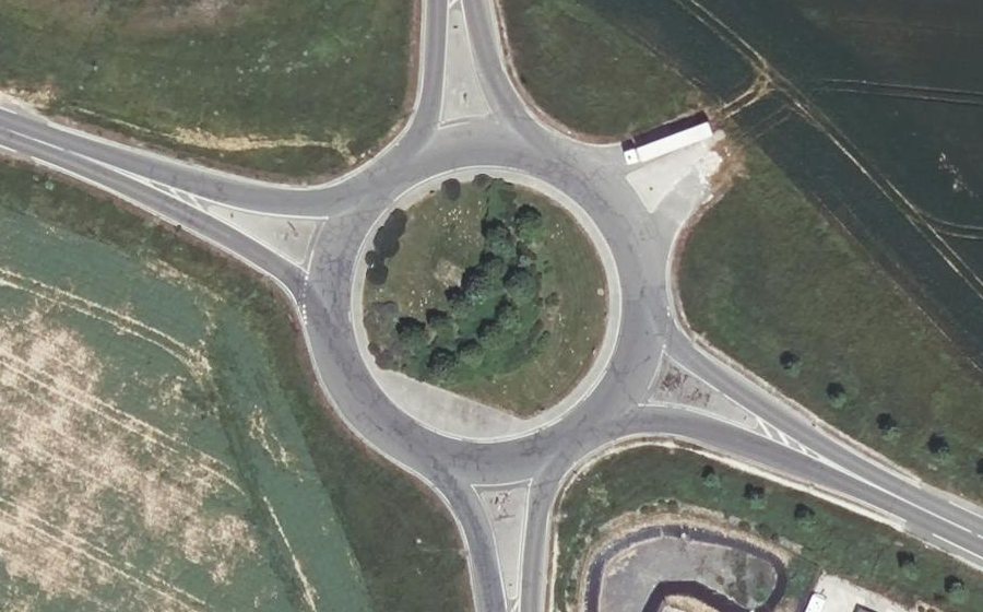 Vue aérienne du Rond-point anonyme n°144795101