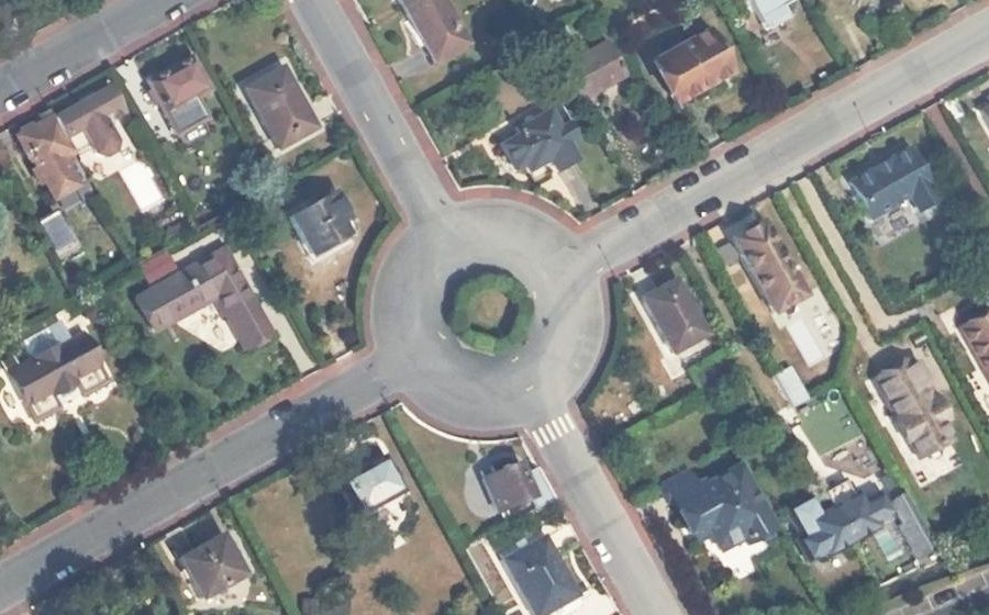 Vue aérienne du Rond-point anonyme n°144798908