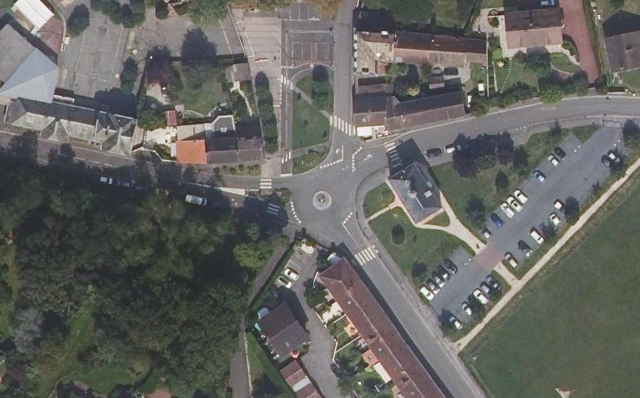 Vue aérienne du Rond-point anonyme n°144835949