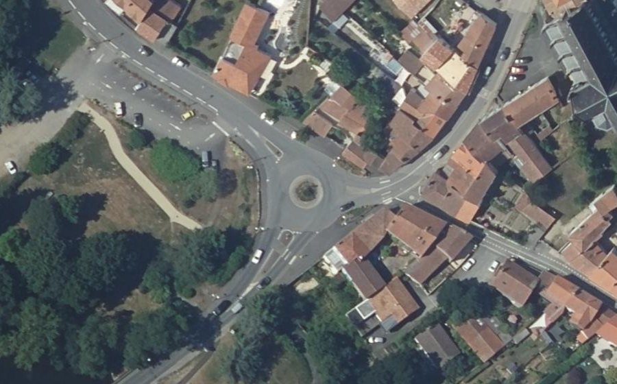 Vue aérienne du Rond-point anonyme n°144870138