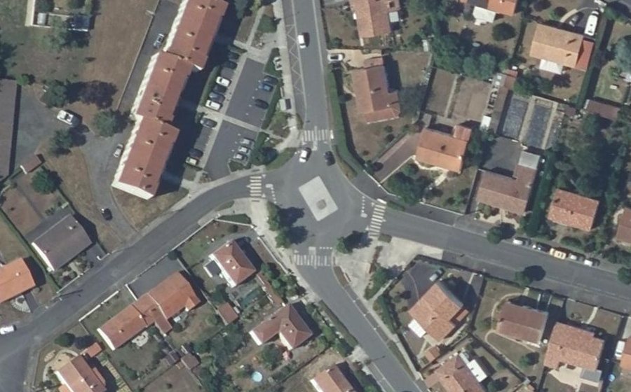 Vue aérienne du Rond-point anonyme n°144870139