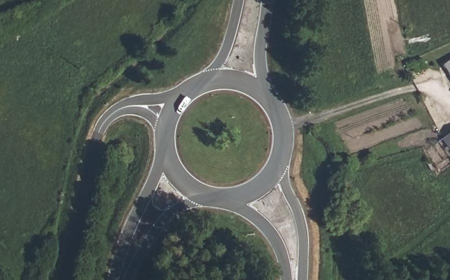 Vue aérienne du Rond-point anonyme n°144873052