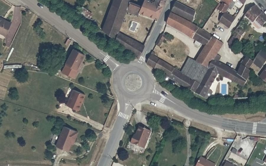 Vue aérienne du Rond-point anonyme n°144886610