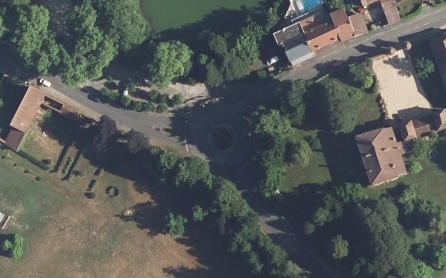 Vue aérienne du Rond-point anonyme n°144907404