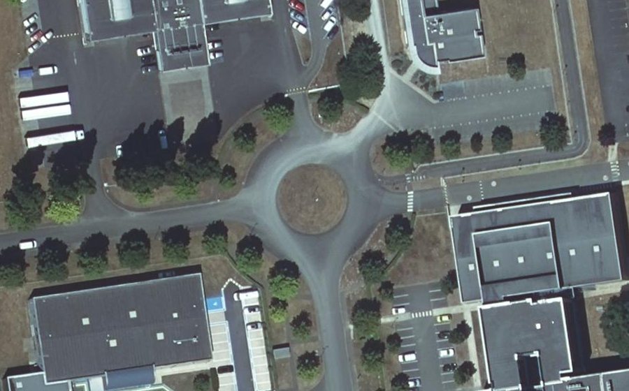 Vue aérienne du Rond-point anonyme n°144932418