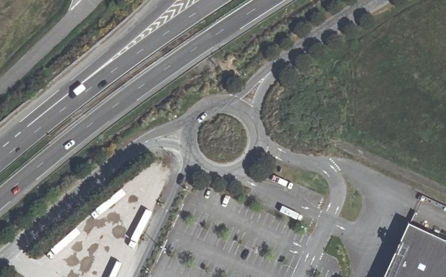 Vue aérienne du Rond-point anonyme n°144943812