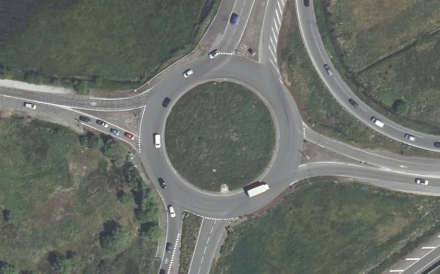 Vue aérienne du Rond-point anonyme n°144943813