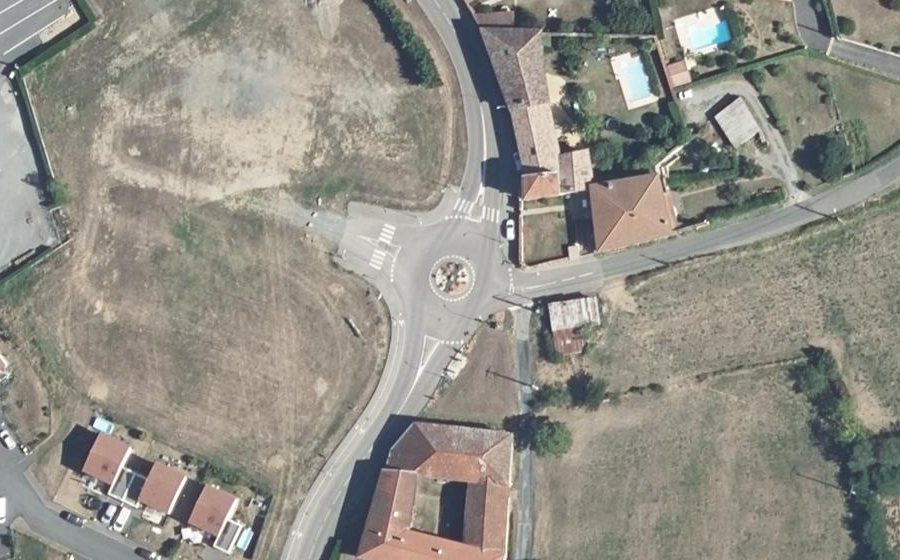 Vue aérienne du Rond-point anonyme n°1449596220
