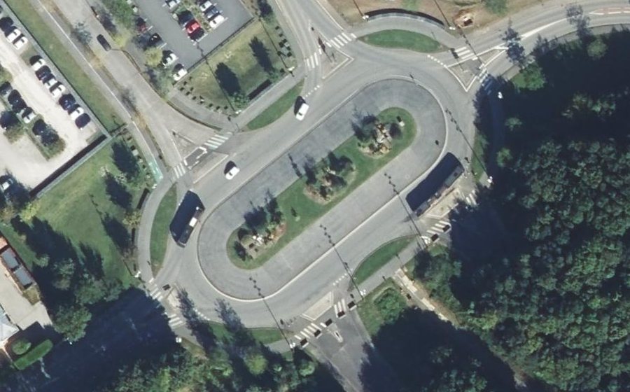 Vue aérienne du Rond-point anonyme n°144964353