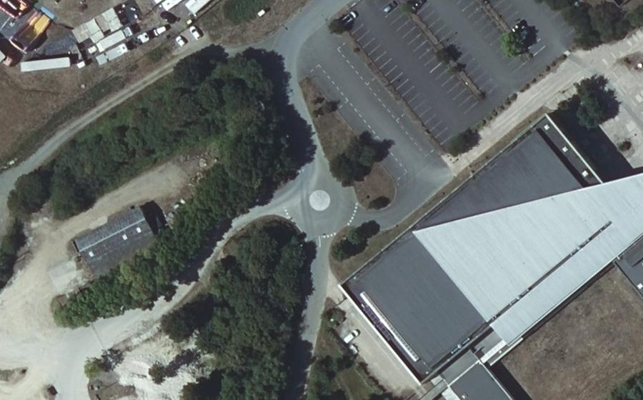 Vue aérienne du Rond-point anonyme n°144986024