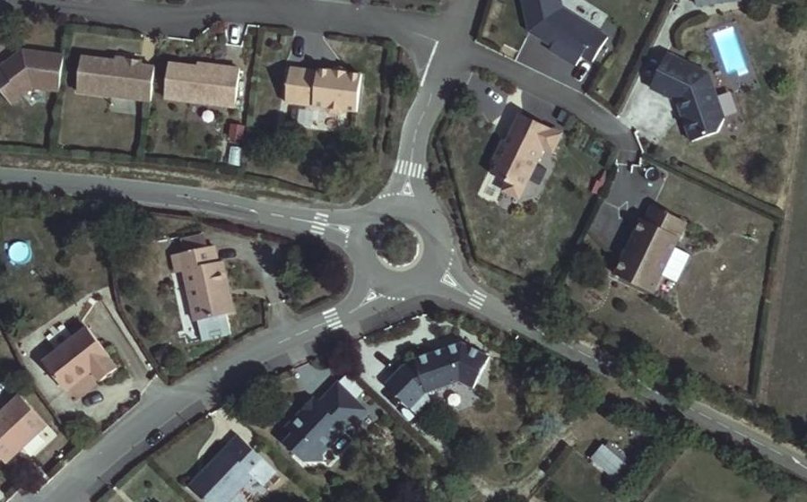 Vue aérienne du Rond-point anonyme n°144986025