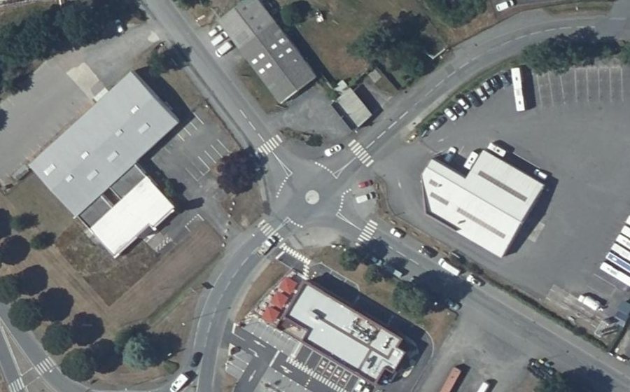 Vue aérienne du Rond-point anonyme n°144987018