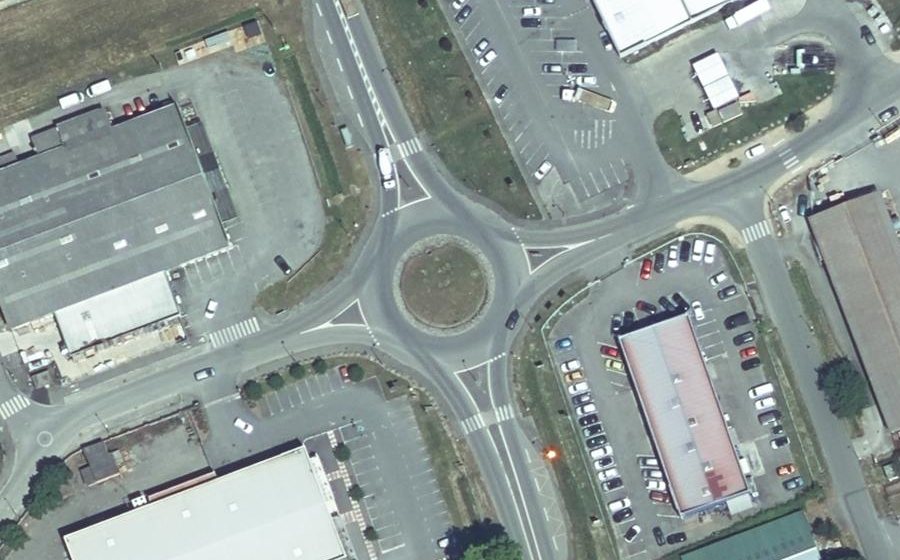 Vue aérienne du Rond-point anonyme n°145037012