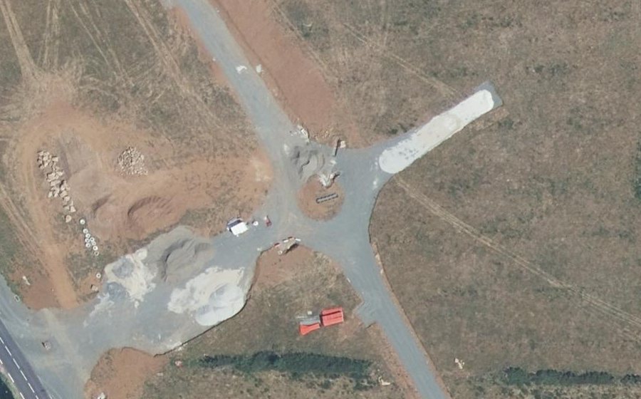 Vue aérienne du Rond-point anonyme n°1450830345