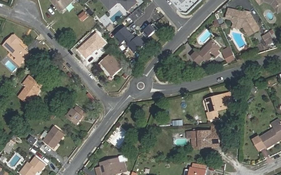 Vue aérienne du Rond-point anonyme n°145096263