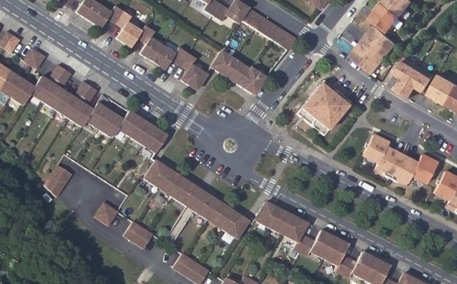 Vue aérienne du Rond-point anonyme n°1450977433