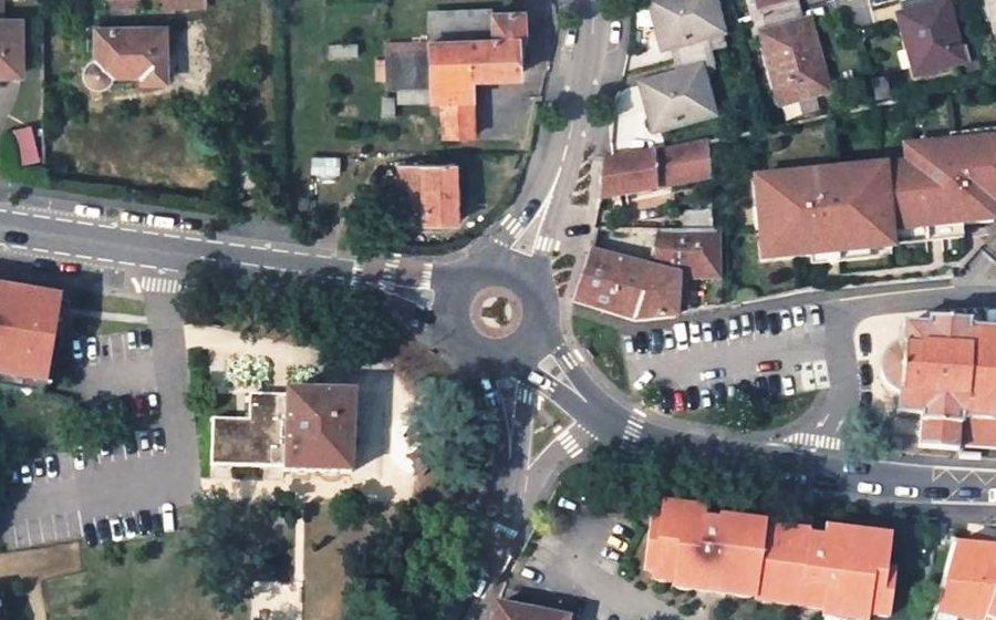 Vue aérienne du Rond-point anonyme n°145120745