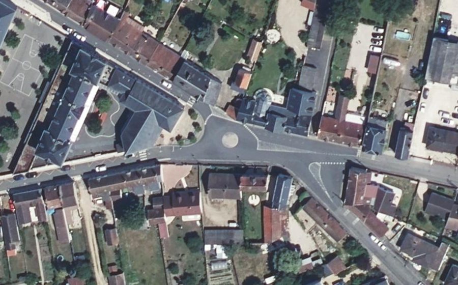 Vue aérienne du Rond-point anonyme n°145129464