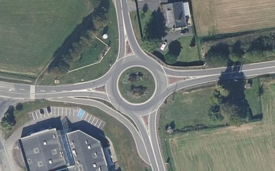 Vue aérienne du Rond-point anonyme n°1451325532