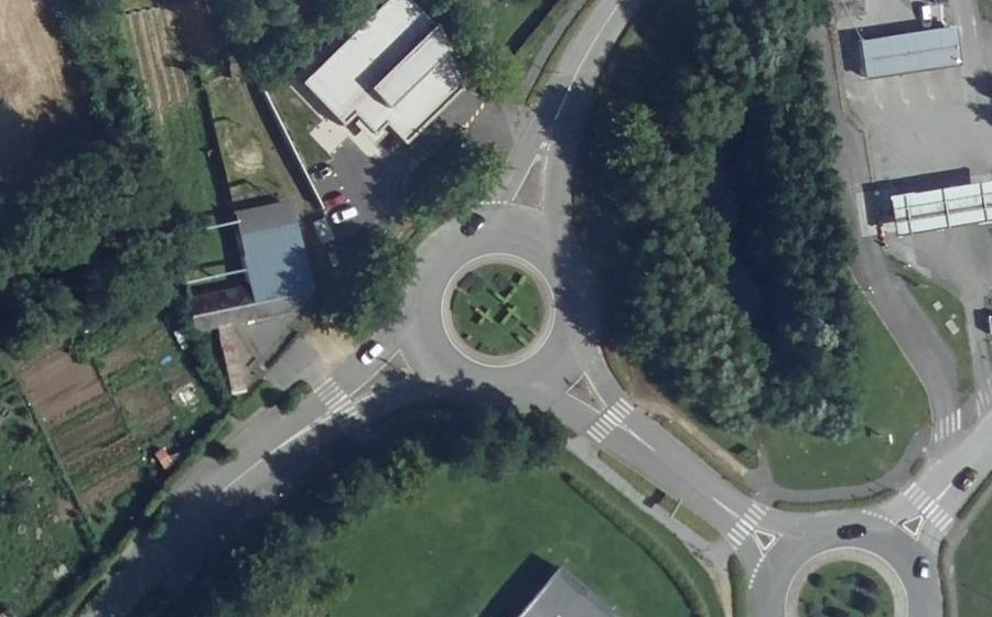 Vue aérienne du Rond-point anonyme n°145170719