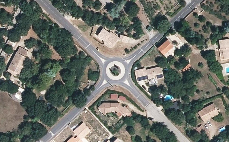 Vue aérienne du Rond-point anonyme n°145171042
