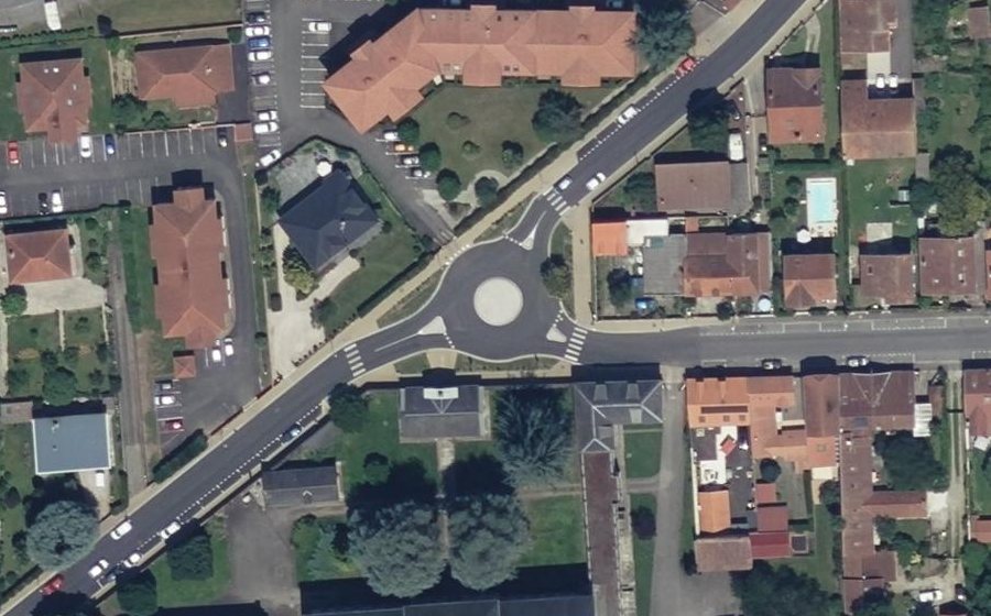 Vue aérienne du Rond-point anonyme n°1452441156