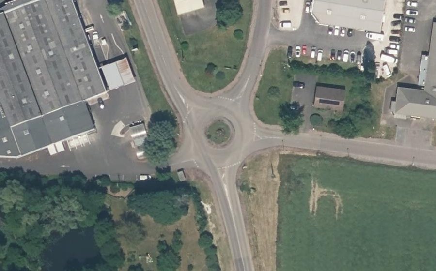 Vue aérienne du Rond-point anonyme n°145288603