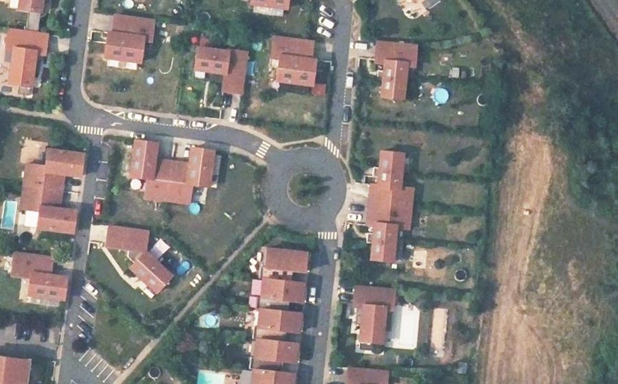 Vue aérienne du Rond-point anonyme n°145416870