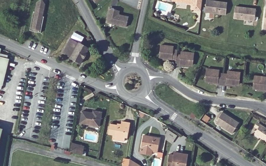 Vue aérienne du Rond-point anonyme n°145417282