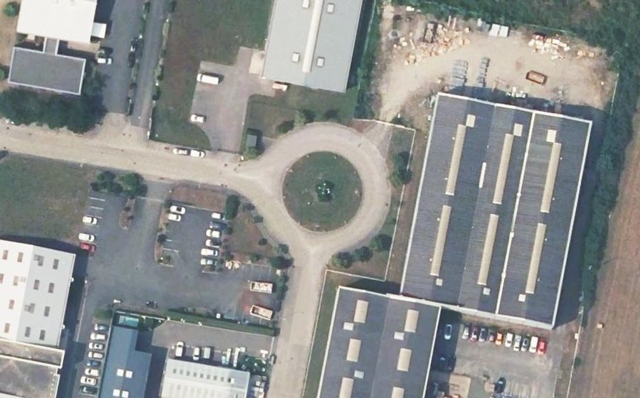 Vue aérienne du Rond-point anonyme n°145419516