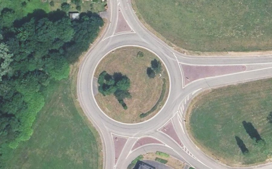 Vue aérienne du Rond-point anonyme n°145436243