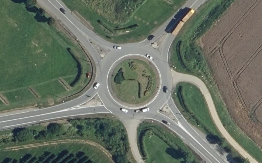 Vue aérienne du Rond-point anonyme n°145438900