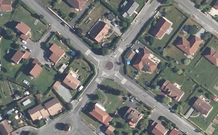 Vue aérienne du Rond-point anonyme n°145457101