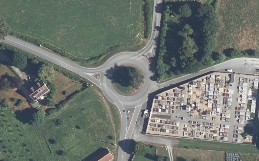 Vue aérienne du Rond-point anonyme n°145461641
