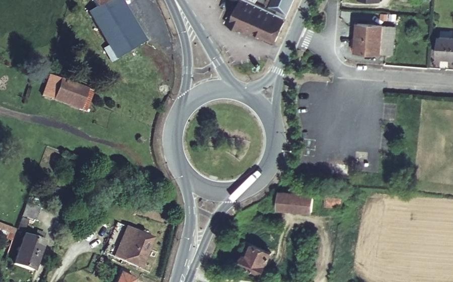 Vue aérienne du Rond-point anonyme n°145463320