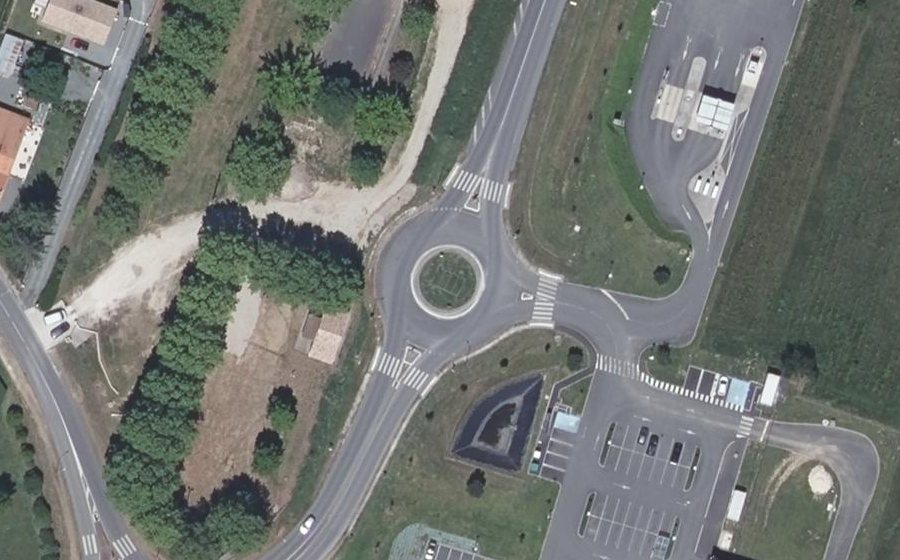Vue aérienne du Rond-point anonyme n°145471247