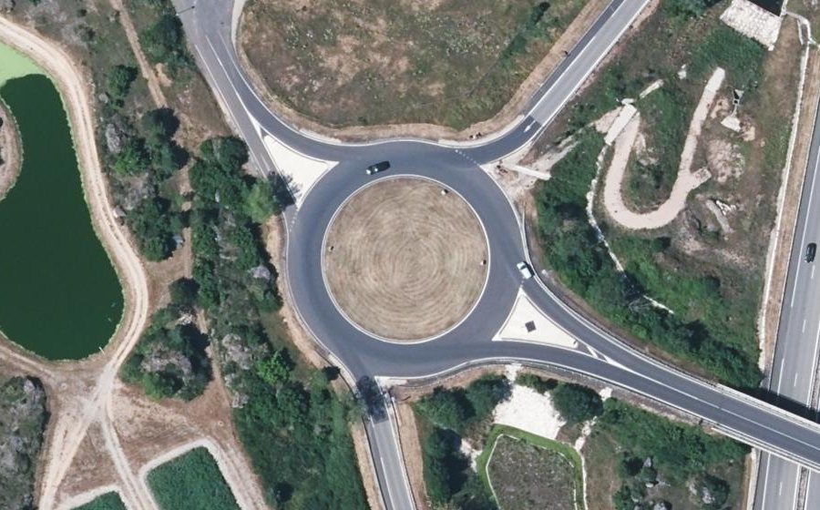 Vue aérienne du Rond-point anonyme n°145520685