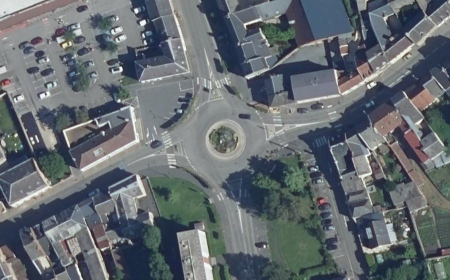 Vue aérienne du Rond-point anonyme n°145523932