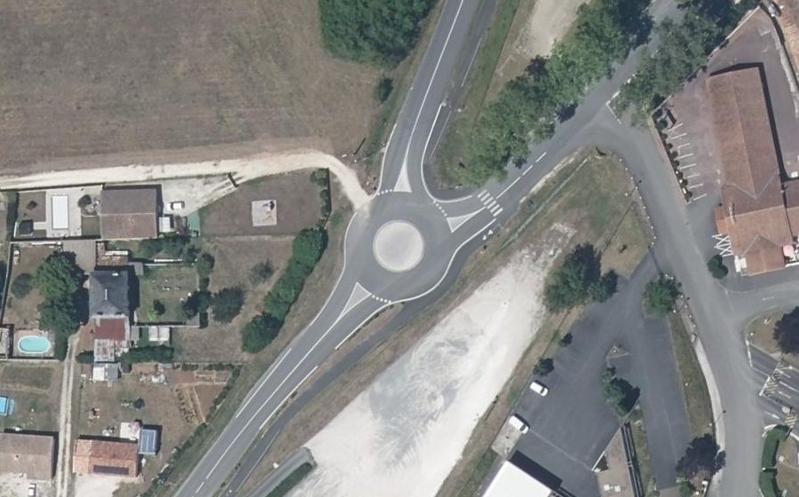 Vue aérienne du Rond-point anonyme n°145555262
