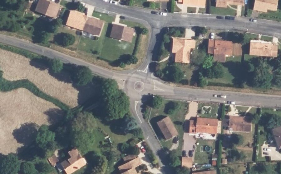 Vue aérienne du Rond-point anonyme n°145582124
