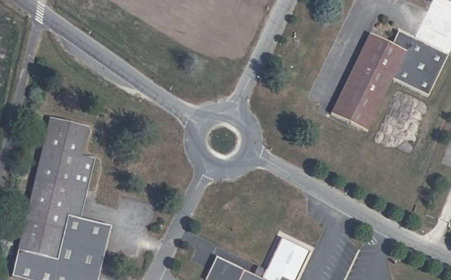 Vue aérienne du Rond-point anonyme n°145590441
