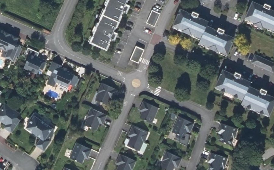 Vue aérienne du Rond-point anonyme n°145616969
