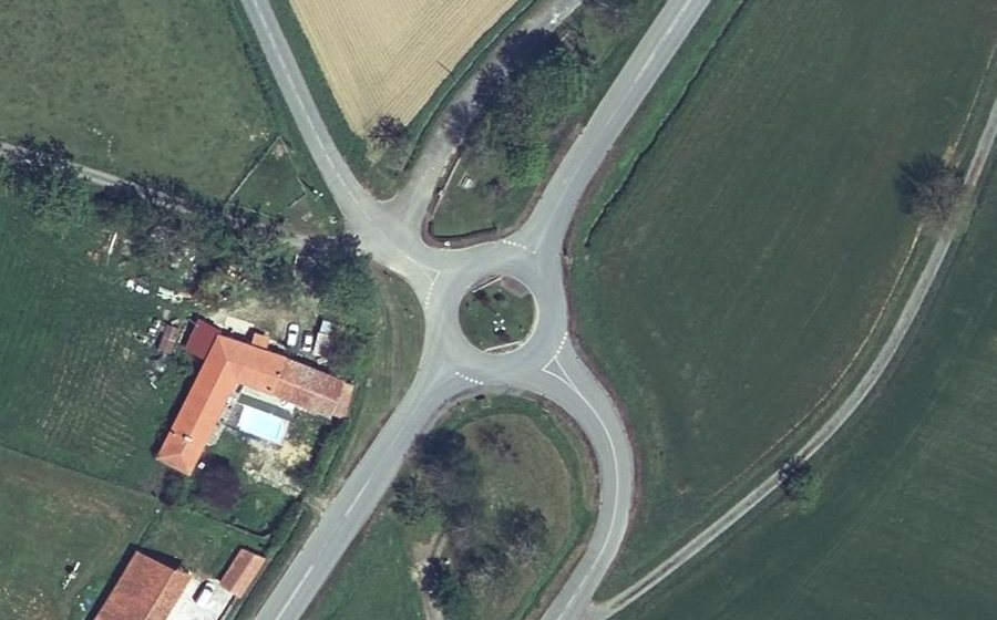 Vue aérienne du Rond-point anonyme n°145619275