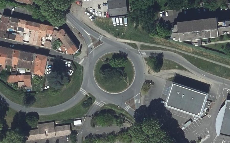 Vue aérienne du Rond-point anonyme n°145634828