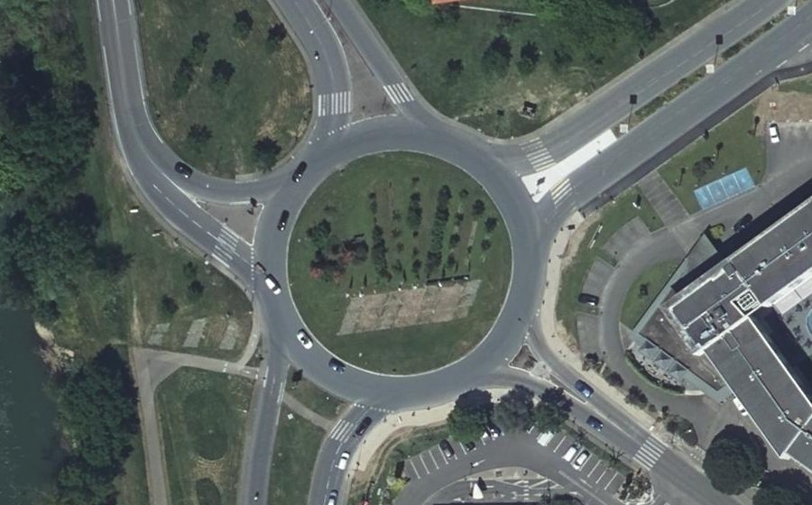 Vue aérienne du Rond-point anonyme n°145634837