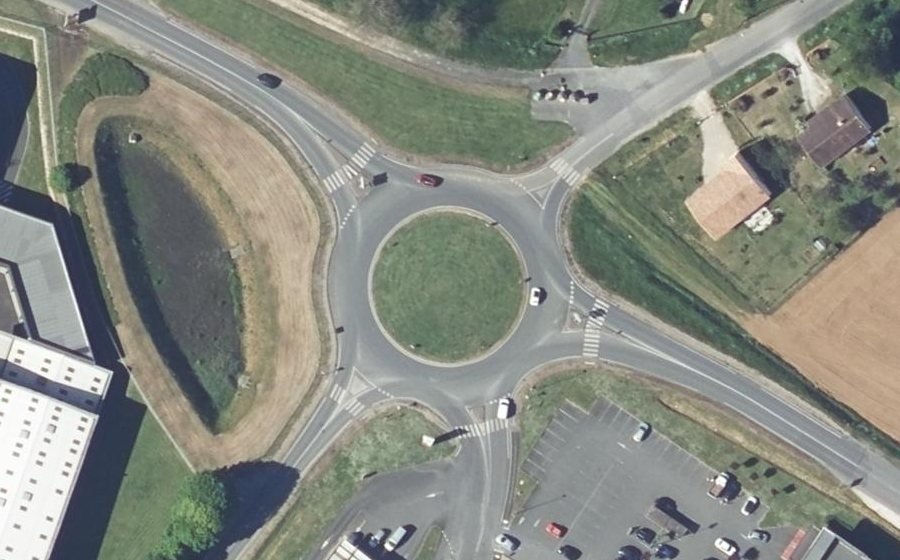 Vue aérienne du Rond-point anonyme n°145750397