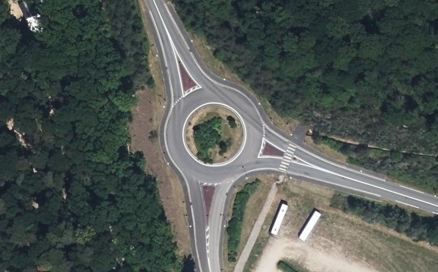 Vue aérienne du Rond-point anonyme n°145815071