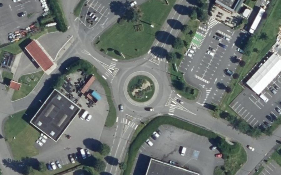Vue aérienne du Rond-point anonyme n°146075450
